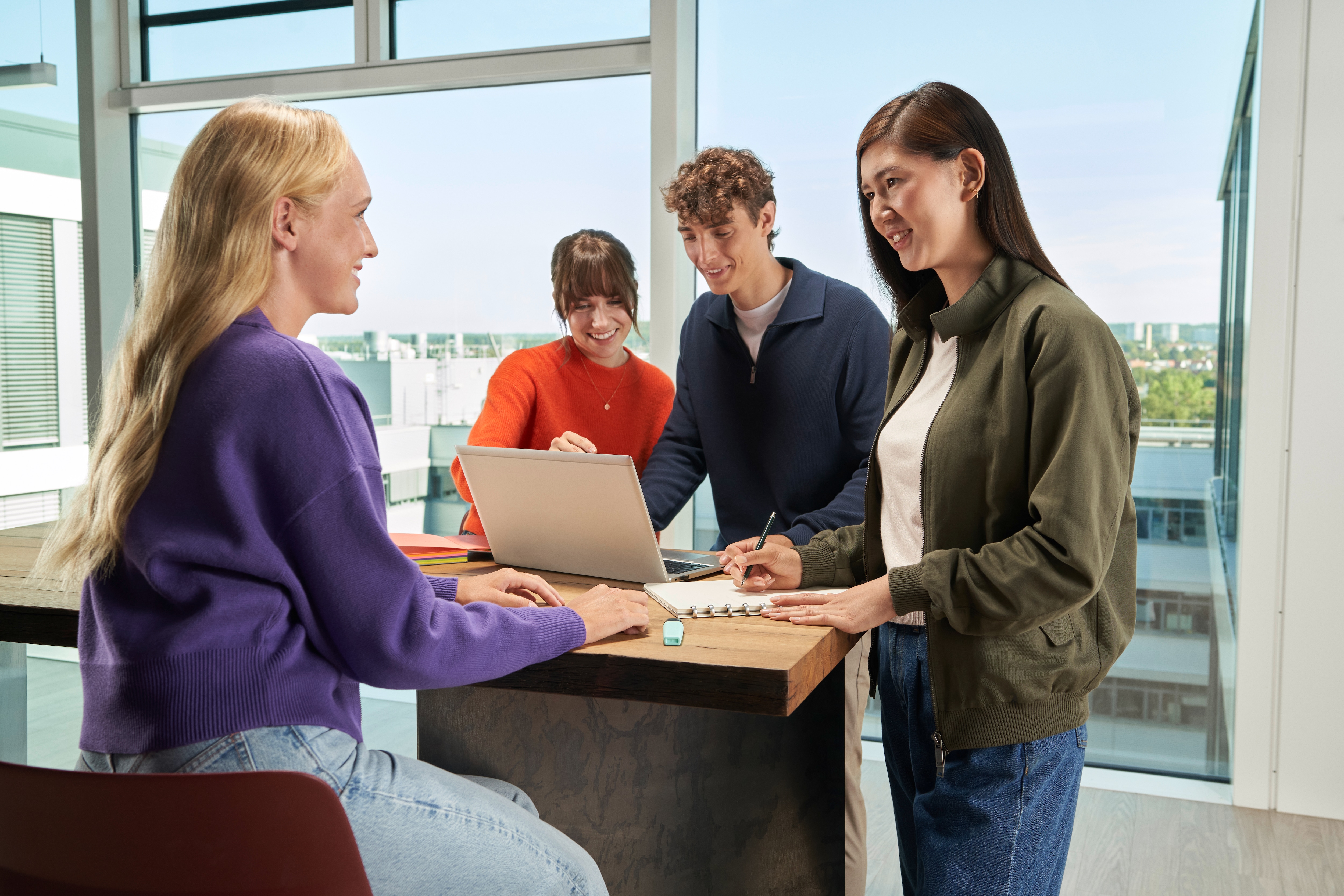 Văn hóa làm việc tại Mercedes-Benz Việt Nam Hình ảnh 4 người trò chuyện và làm việc cùng nhau